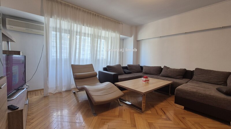 Piata Victoriei, bloc 1990.